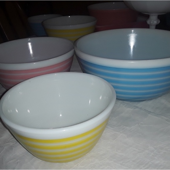 Vintage PYREX RAINBOW CANDY-STRIPED Nesting Mixing Bowls. - Picture 9 of 13